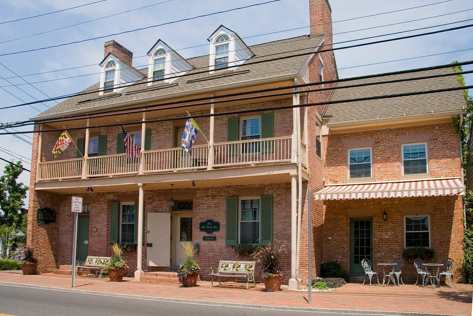The Old Brick Inn (via Wikimedia Commons, CC BY-SA 4.0)