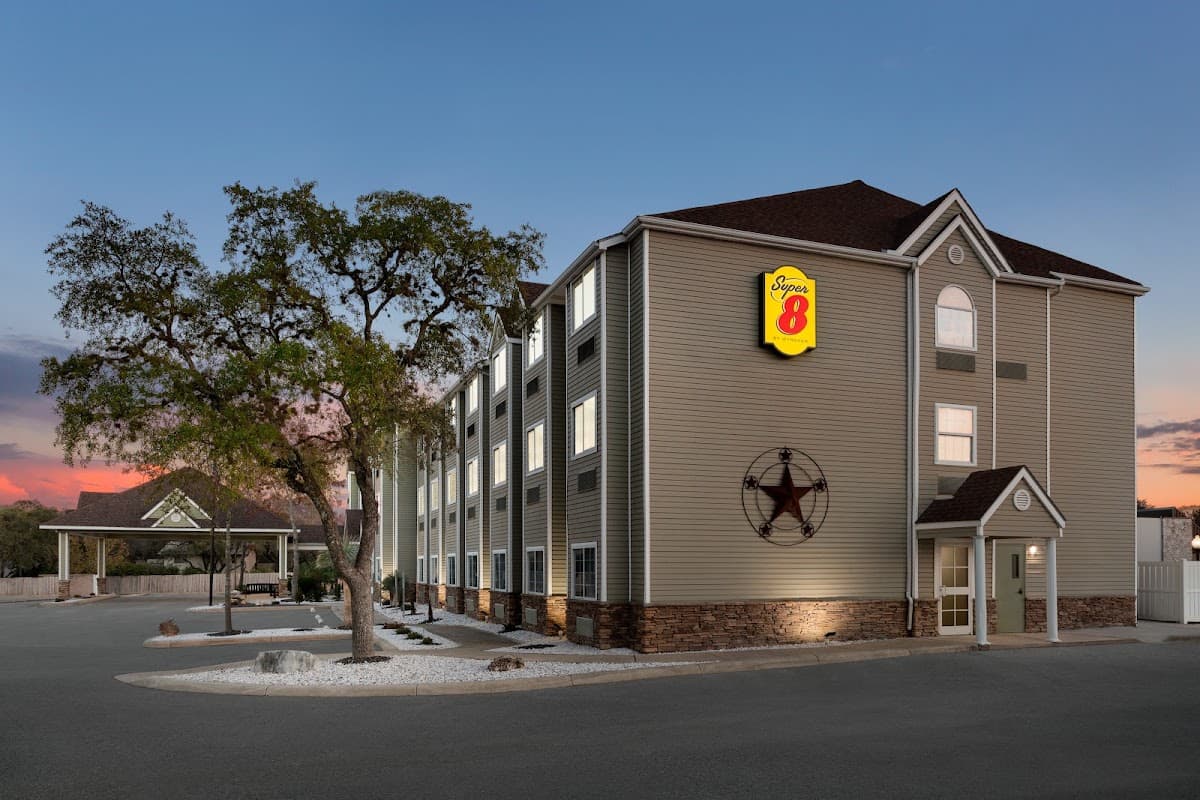 Super 8 by Wyndham San Antonio Airport North, Motel in Hill Country Village