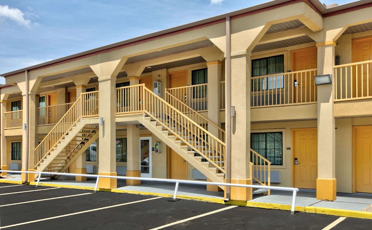 Super 8 by Wyndham, Motel in Palestine