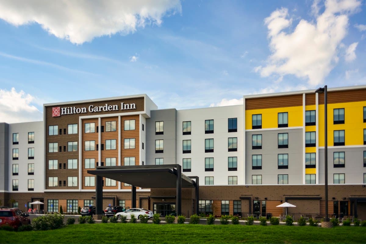 Hilton Garden Inn Louisville Mall of St. Matthews, Hotel in Beechwood Village
