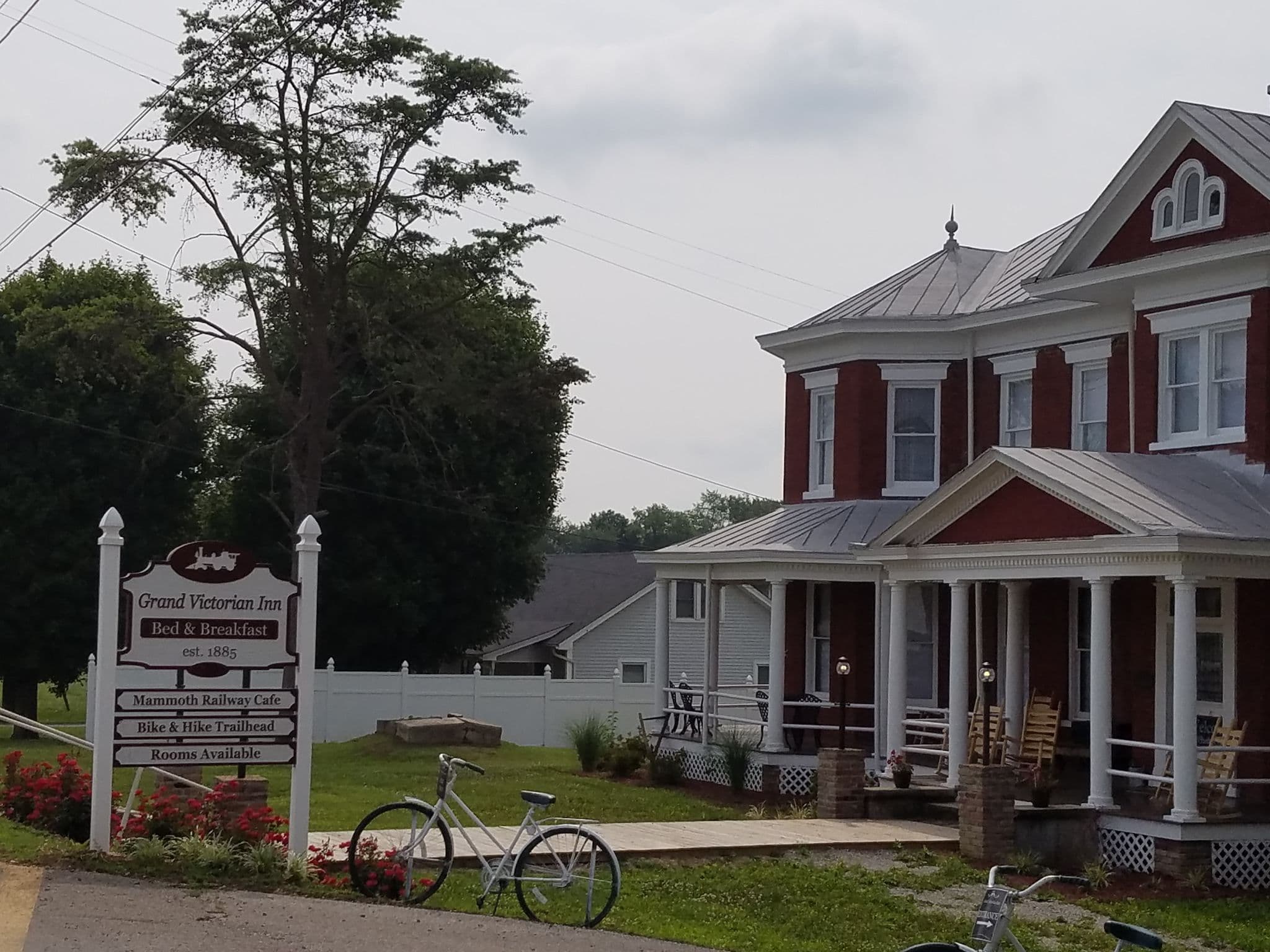 Street view near Grand Victorian Inn, Cave City — © jbthemilker (CC BY-SA · Mapillary)