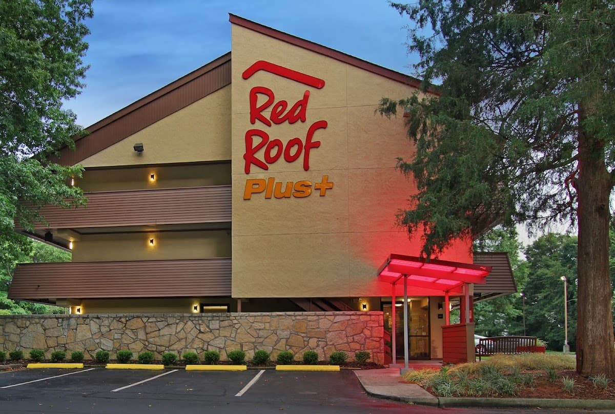 Red Roof Plus+ Atlanta - Buckhead, Hotel in Brookhaven