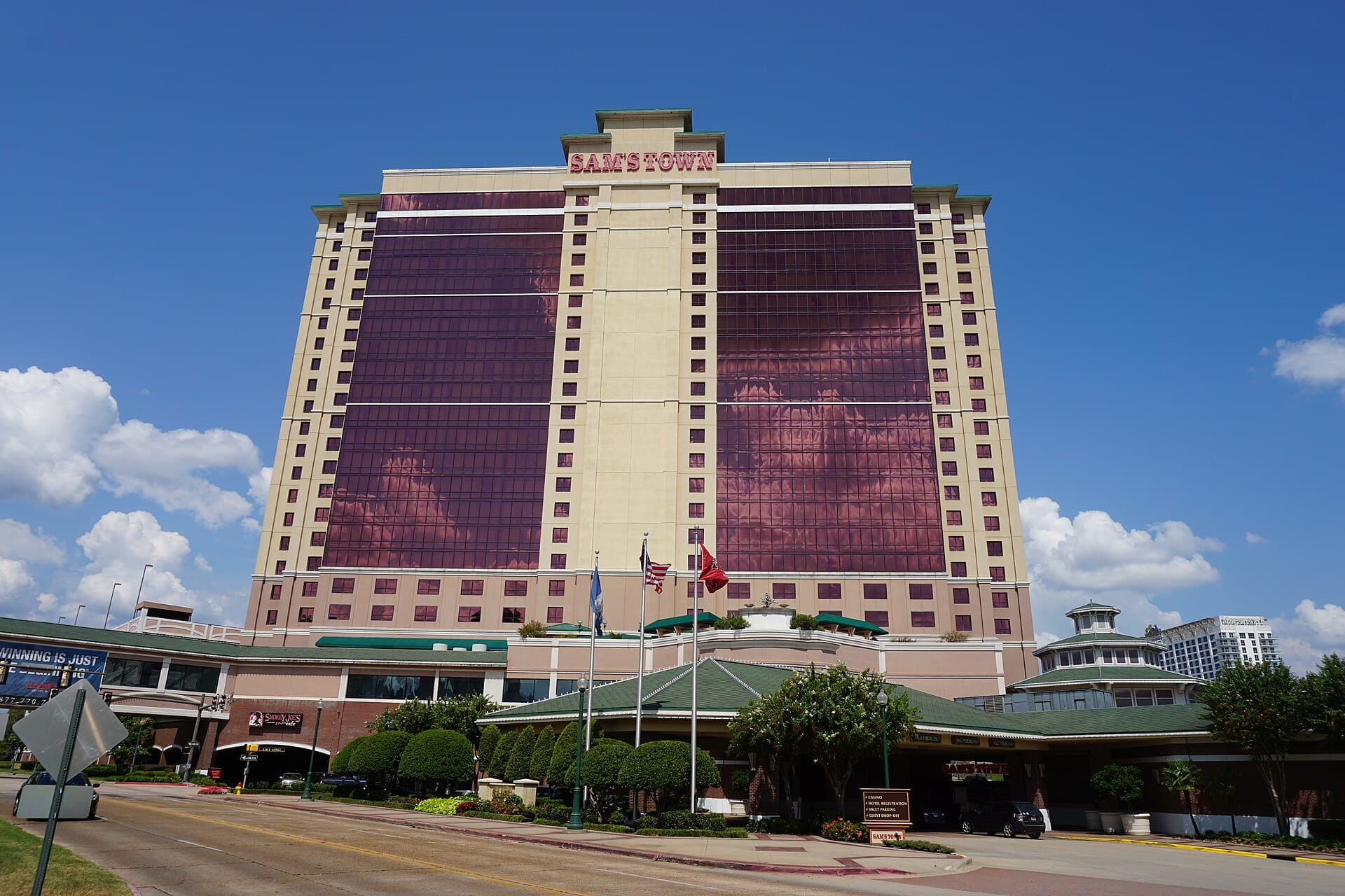 Sam's Town Hotel and Casino Shreveport (via Wikimedia Commons, CC BY-SA 4.0)