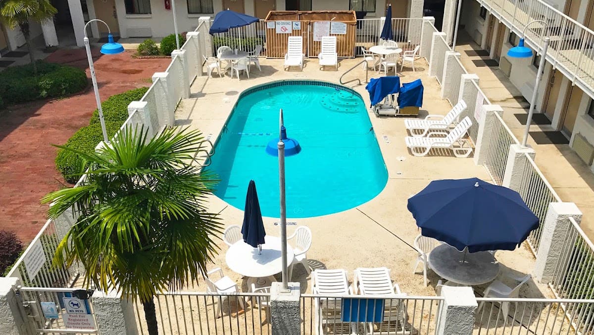 Super 6 Inn & Suites Baton Rouge, Motel in Inniswold