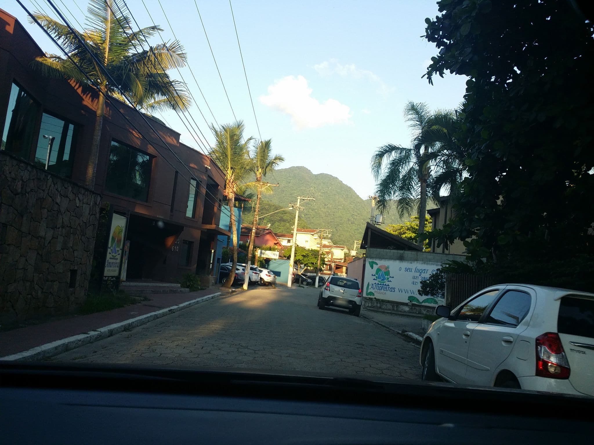Street view near Amoreiras Hotel Pousada, Ilhabela — © viniciuscsf (CC BY-SA · Mapillary)