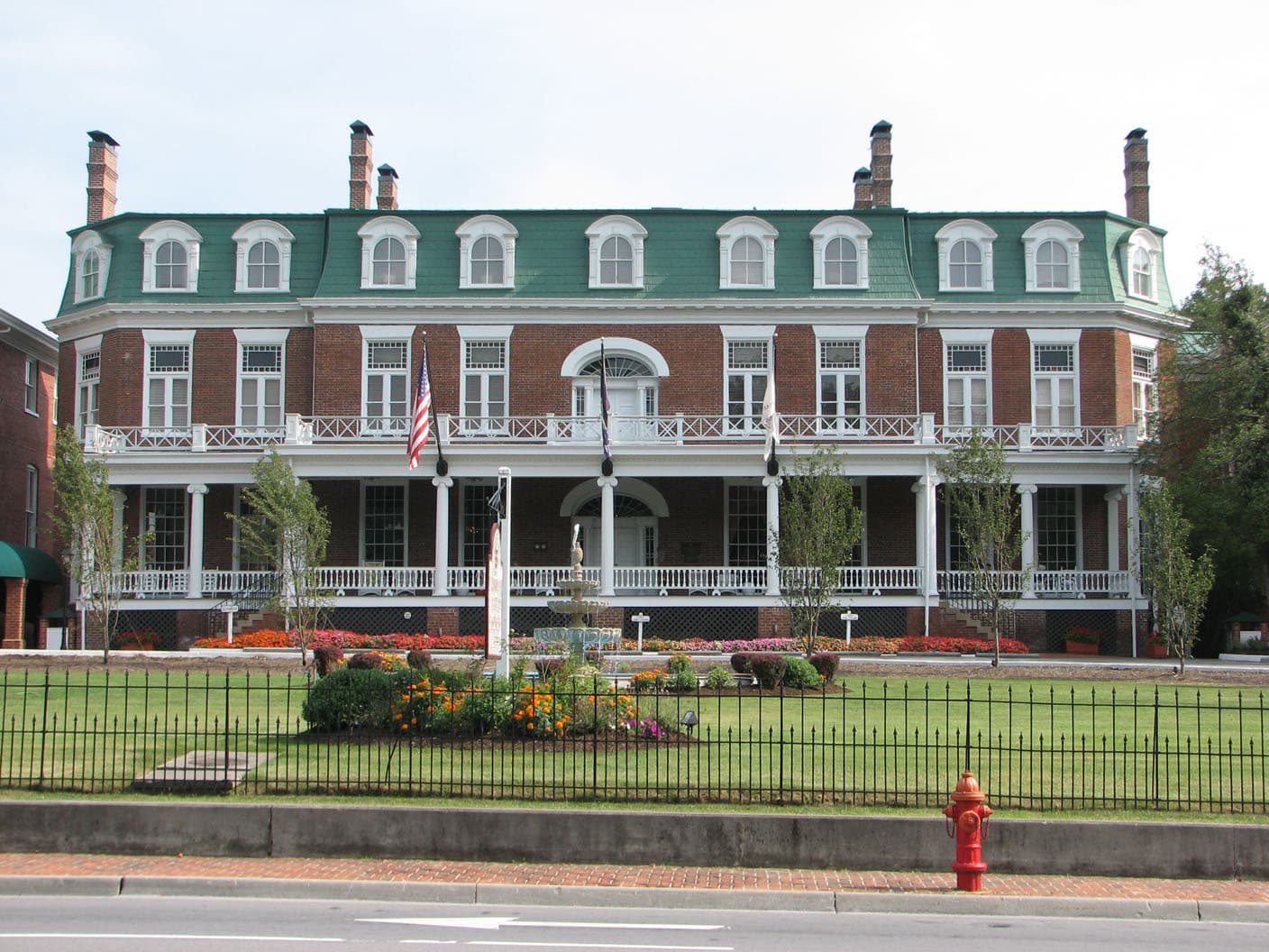 The Martha Washington Inn (via Wikimedia Commons, Public domain)