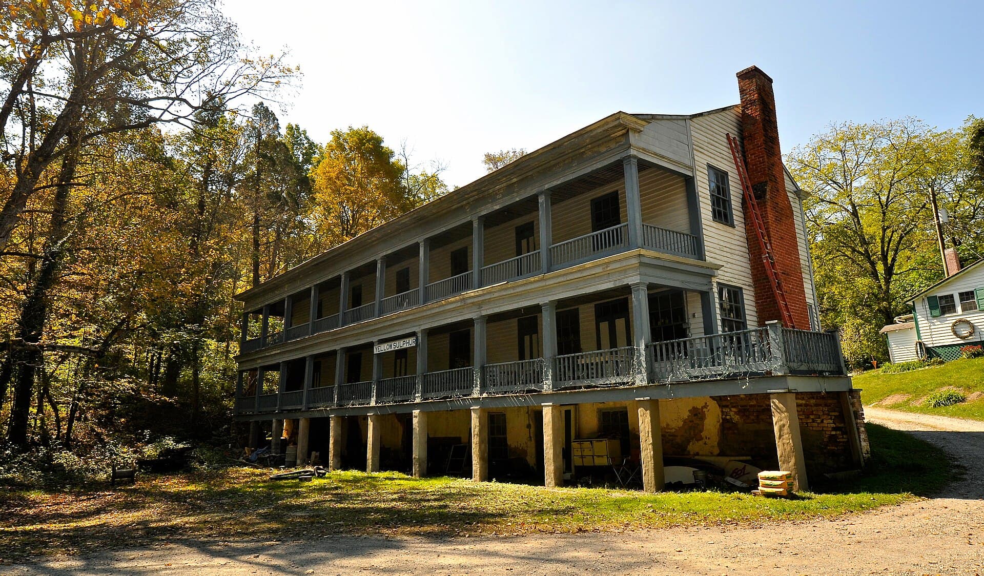 Yellow Sulphur Springs (via Wikimedia Commons, CC BY-SA 3.0)