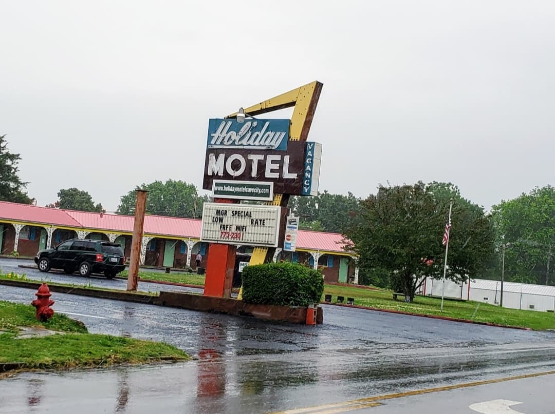 Holiday Motel, Motel in Cave City