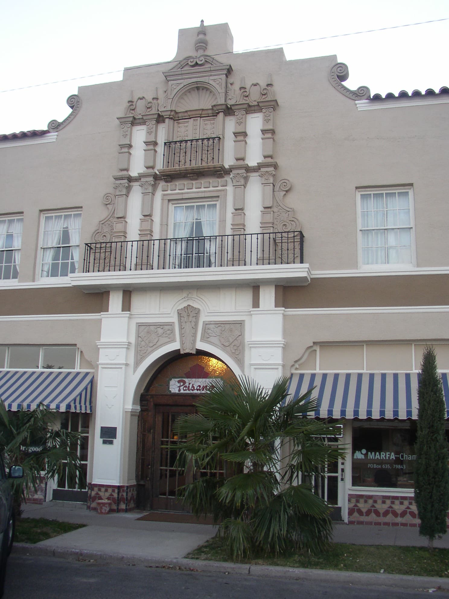 Hotel El Paisano (via Wikimedia Commons, CC BY-SA 3.0)