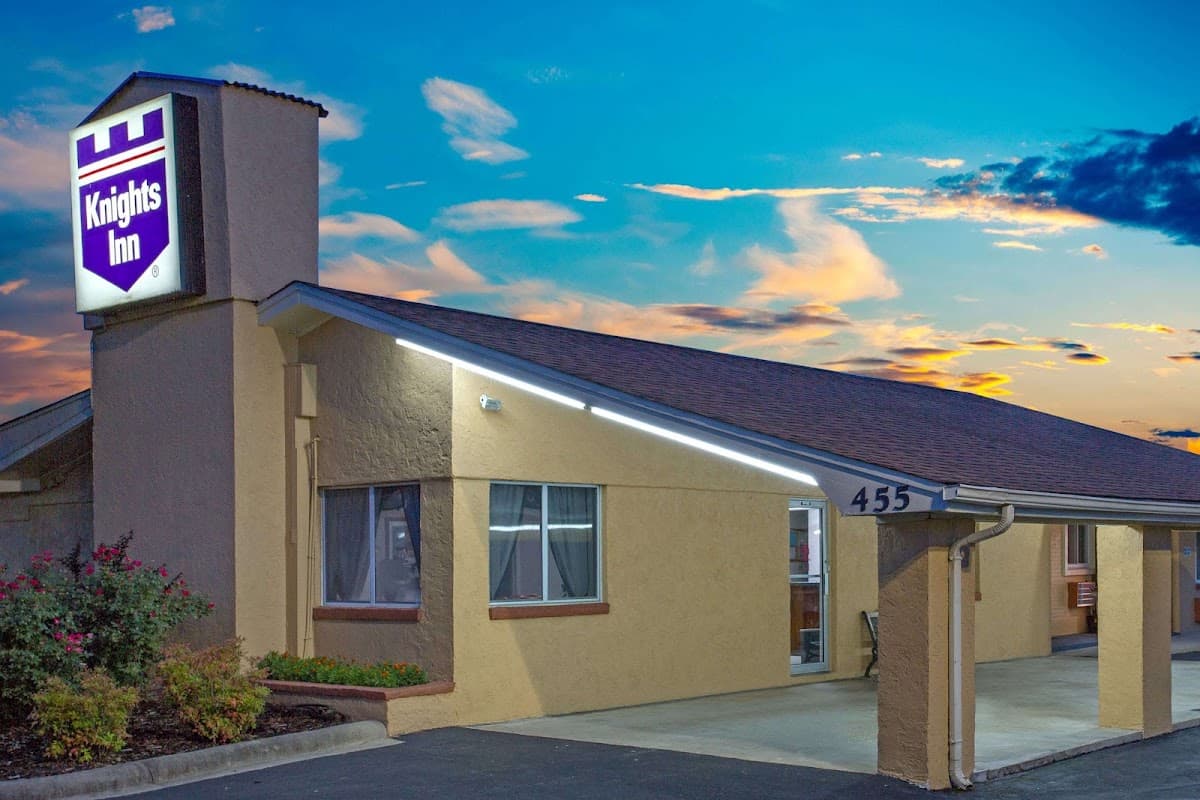 Knights Inn Mount Airy, Hotel in Toast
