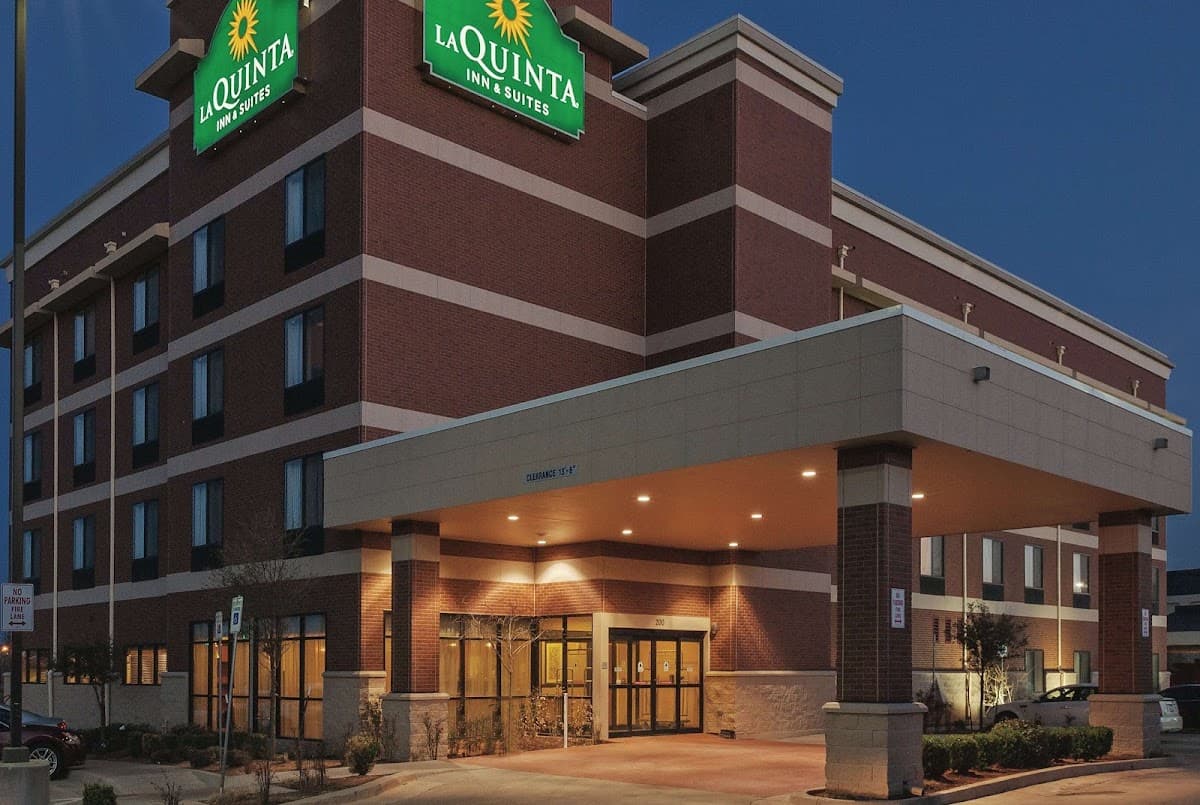 La Quinta Inn & Suites by Wyndham, Hotel in Edmond
