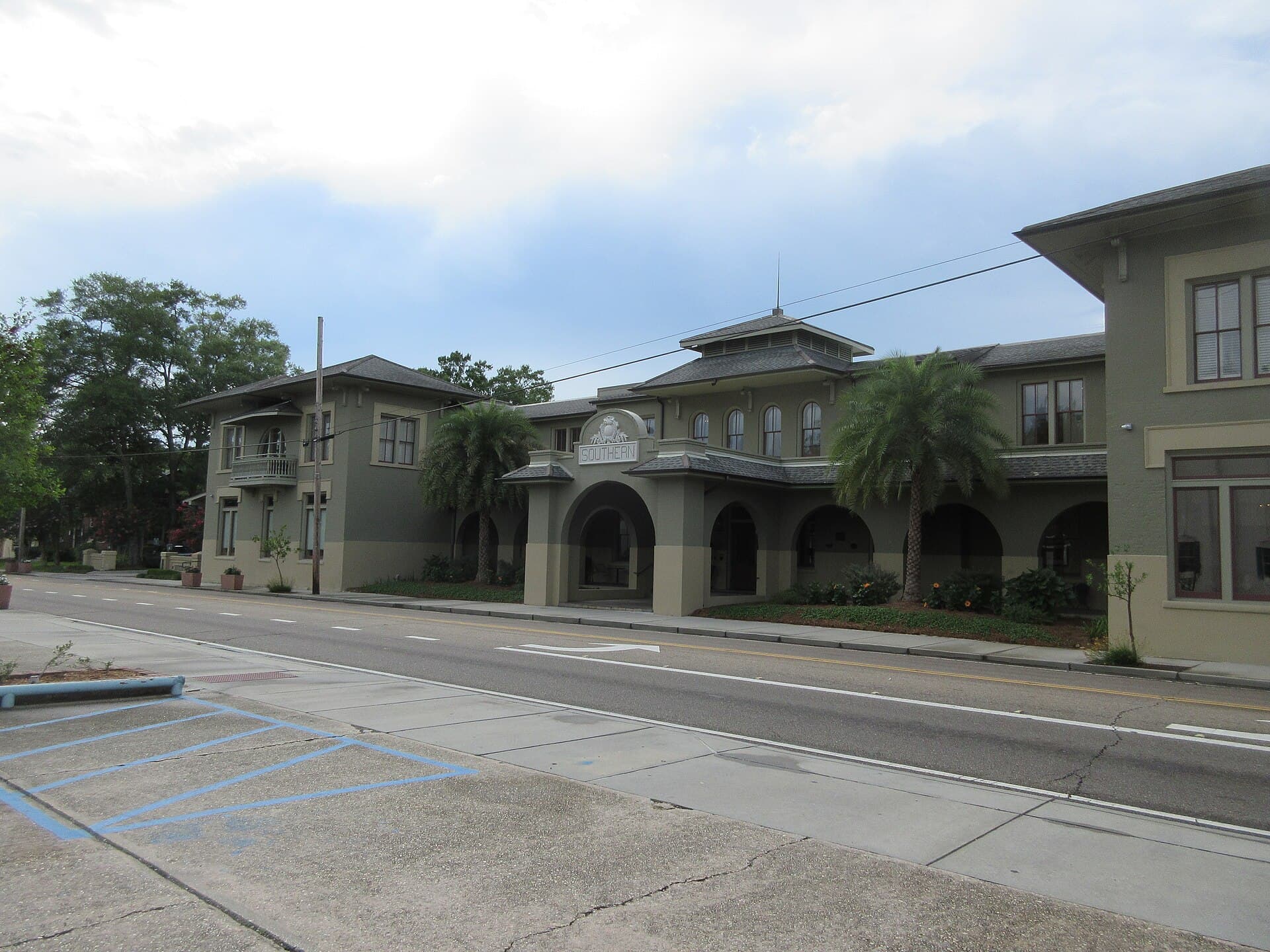 Southern Hotel (via Wikimedia Commons, CC BY-SA 4.0)