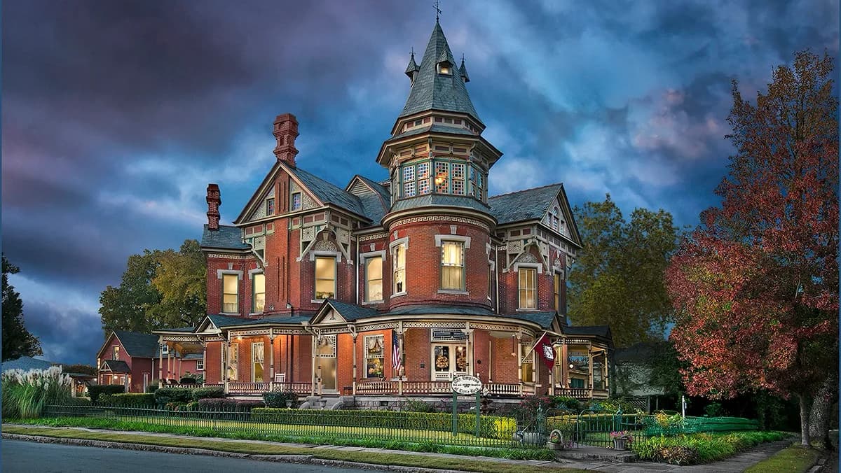 The Empress of Little Rock, Hotel in Little Rock