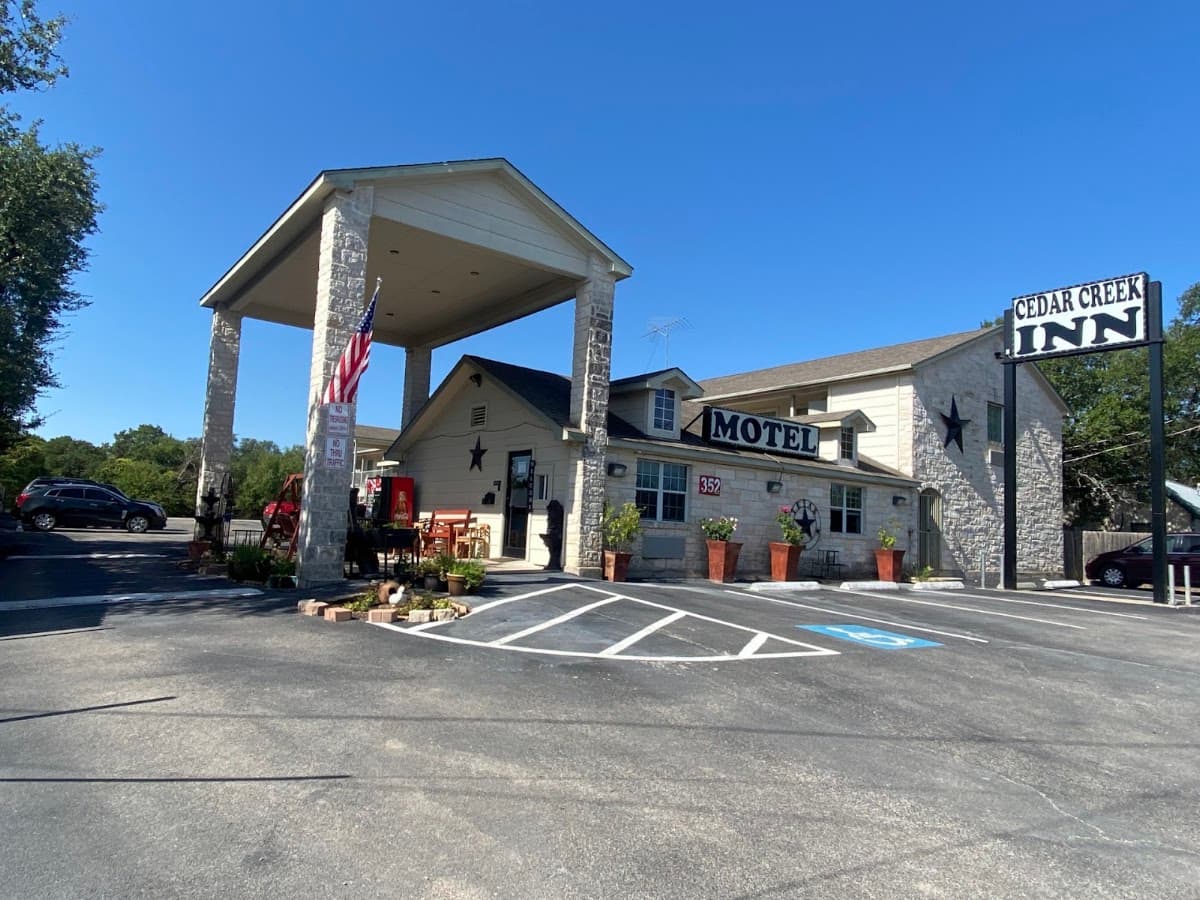 Cedar Creek Inn, Motel in Bertram