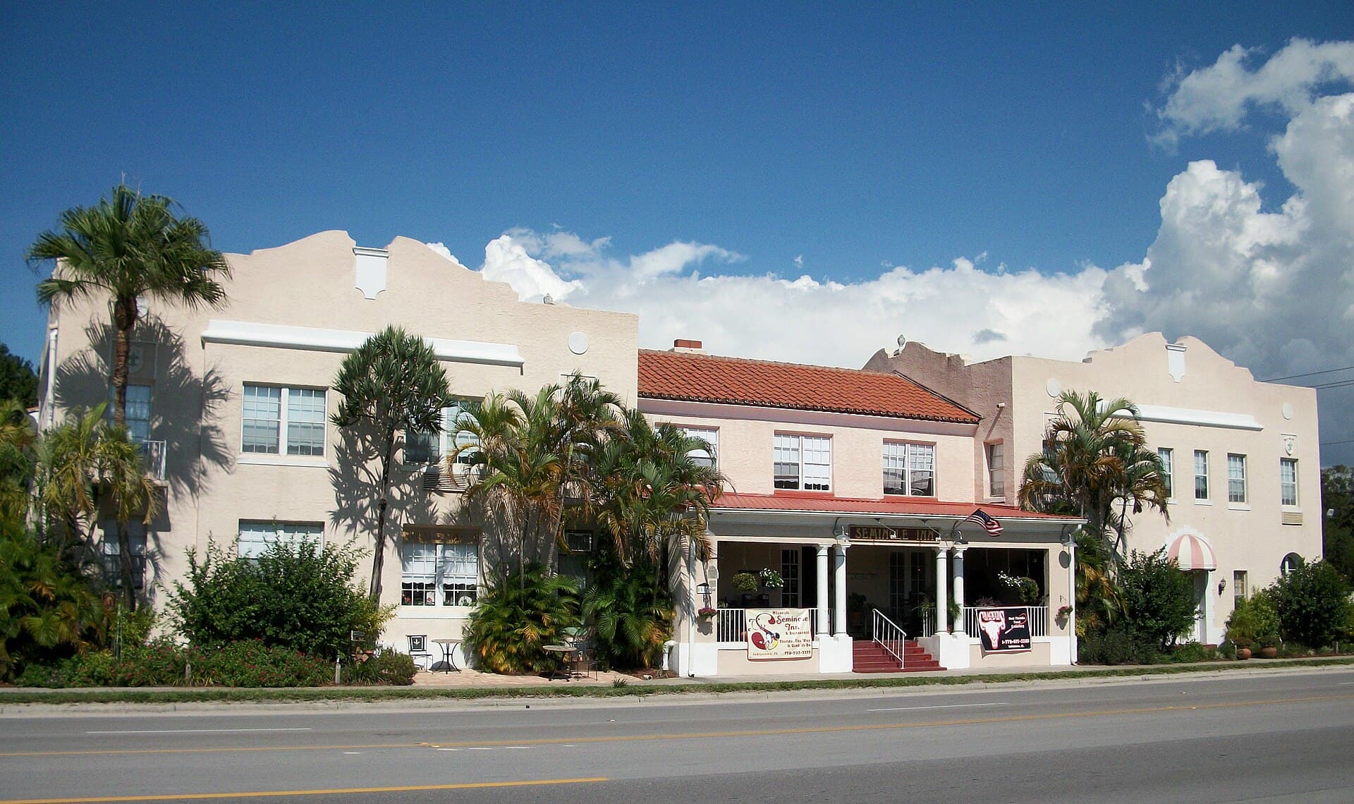 Seminole Inn (via Wikimedia Commons, CC BY-SA 3.0)