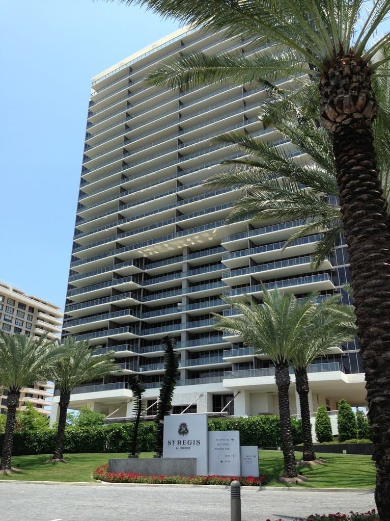 The St. Regis Bal Harbour Resort (via Wikimedia Commons, CC BY-SA 4.0)