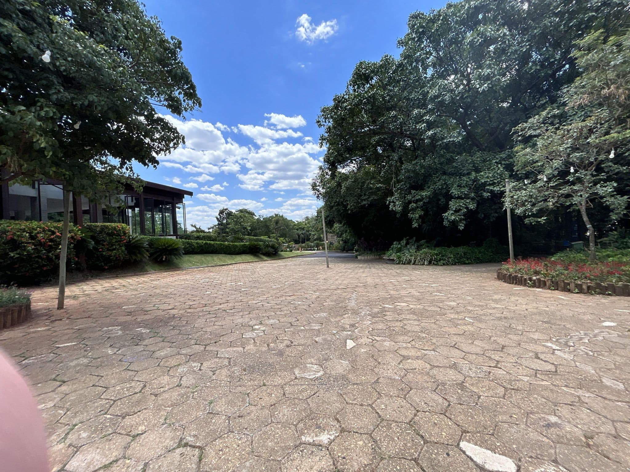 Street view near Hotel Pousada, Rio Quente — © wesleygmartins (CC BY-SA · Mapillary)