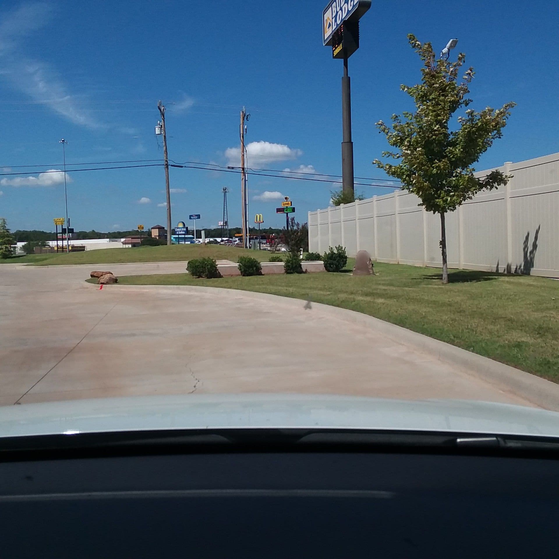 Street view near Hampton Inn Oklahoma City Northeast, Edmond — © shantalb (CC BY-SA · Mapillary)