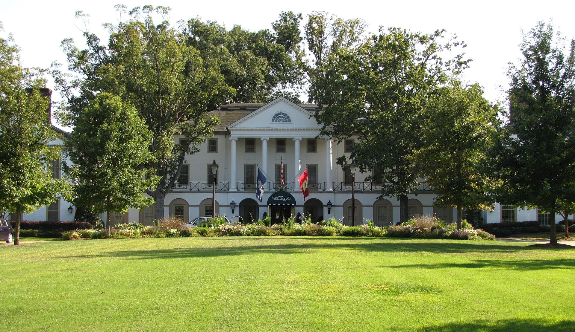 Williamsburg Inn (via Wikimedia Commons, CC BY-SA 3.0)