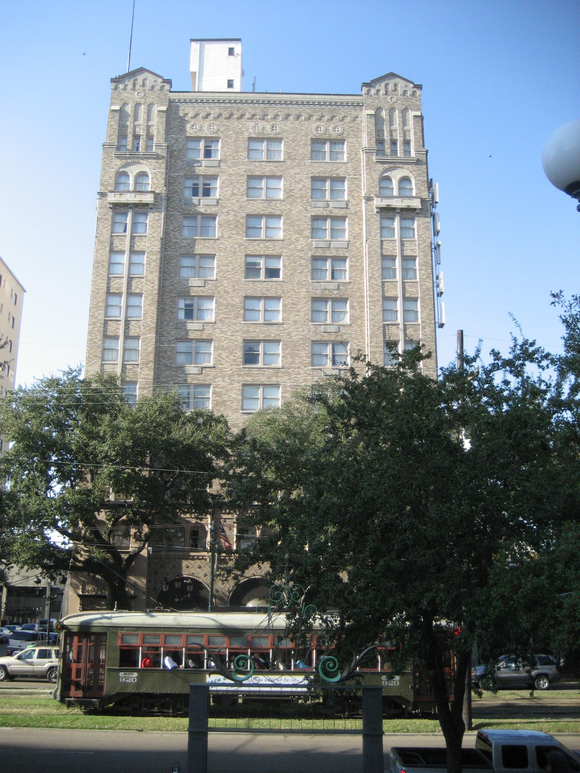 The Pontchartrain Hotel (via Wikimedia Commons, CC BY-SA 3.0)