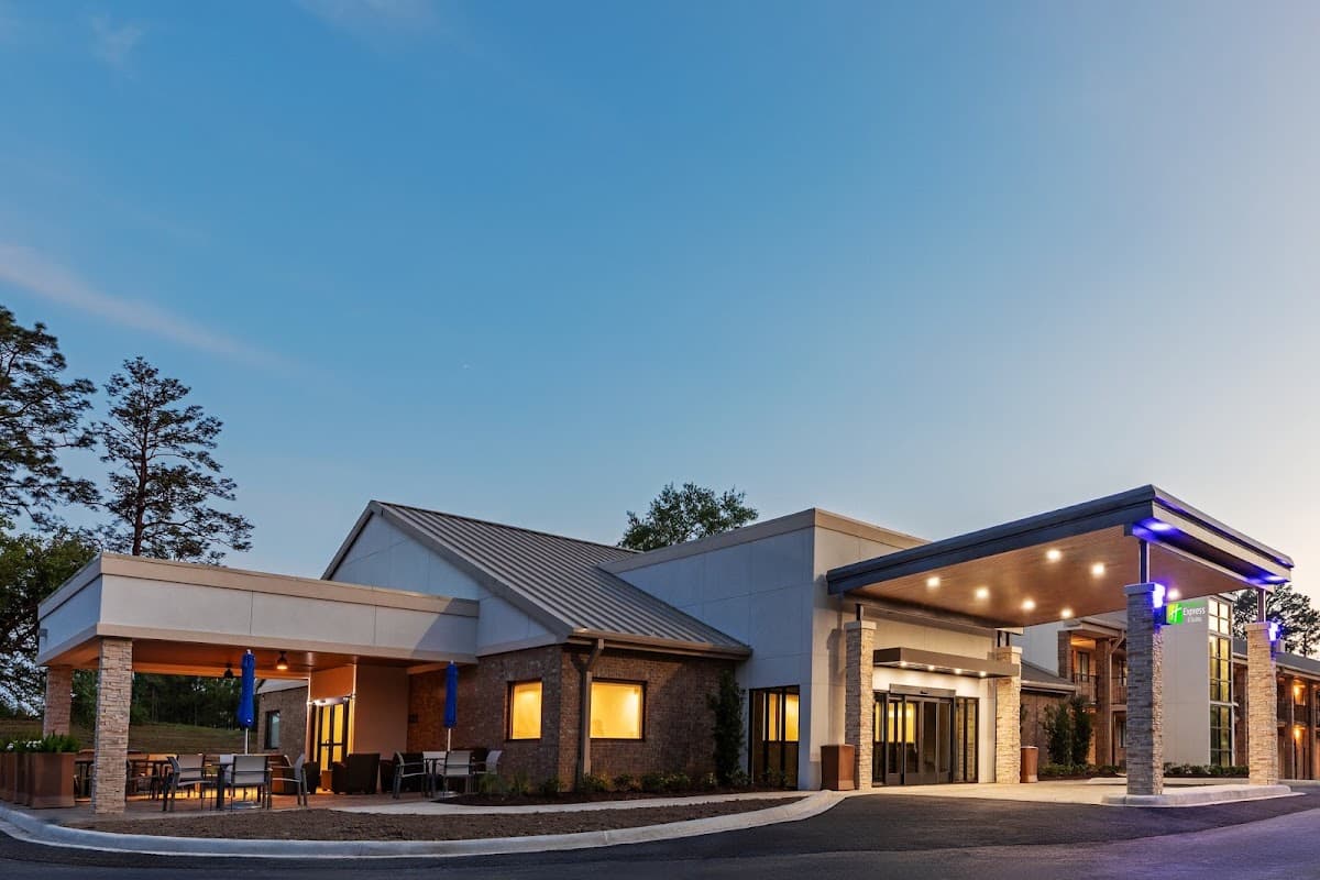 Holiday Inn Express Magnolia House & Cypress Inn, Hotel in Fort Polk South