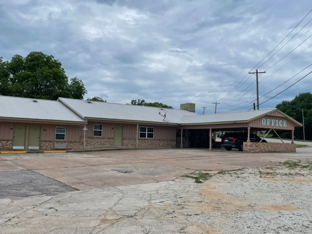 Village Inn, Motel in Ada