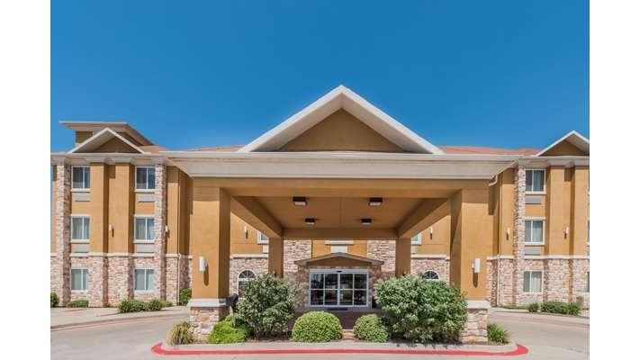 Days Inn & Suites by Wyndham, Hotel in Cleburne
