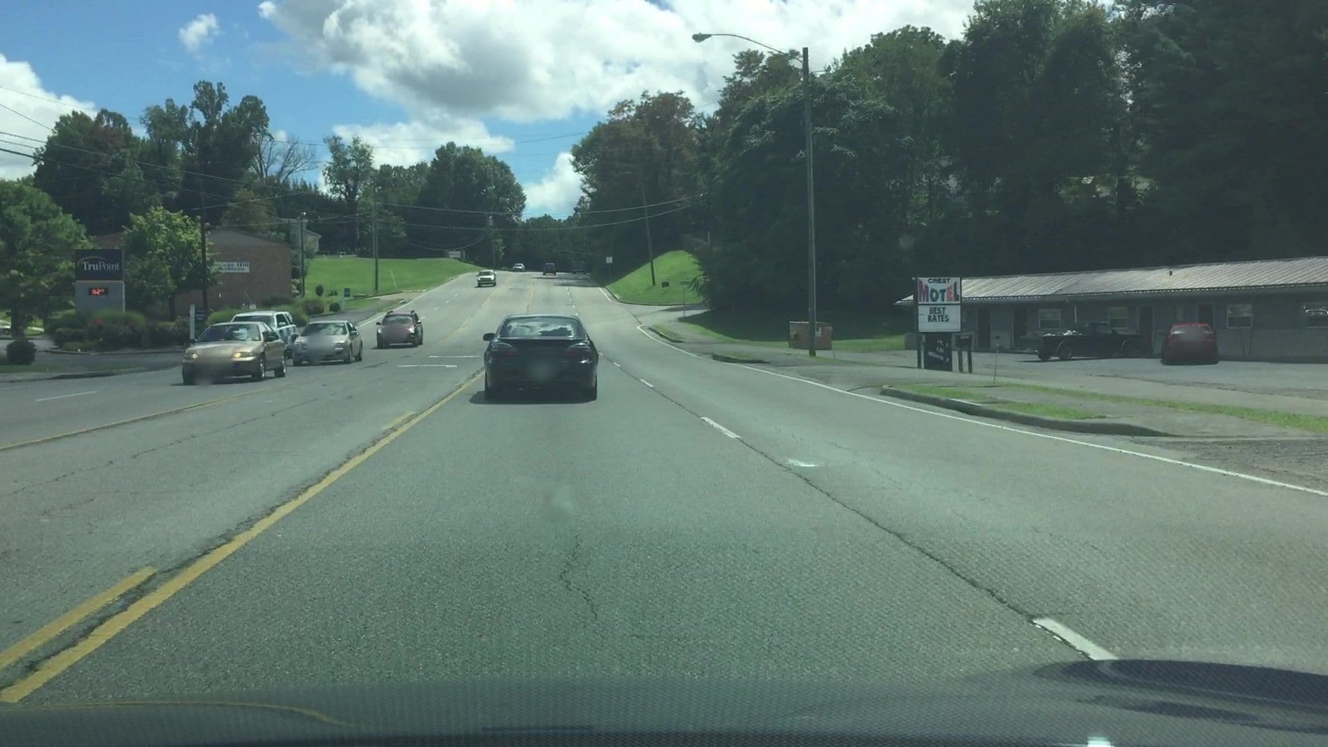 Street view near Crest Motel, Walnut Hill — © lvl5 (CC BY-SA · Mapillary)