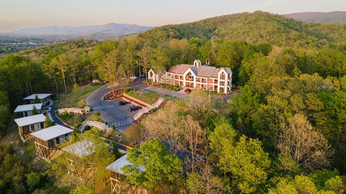 Iris Inn & Cabins, Hotel in Waynesboro