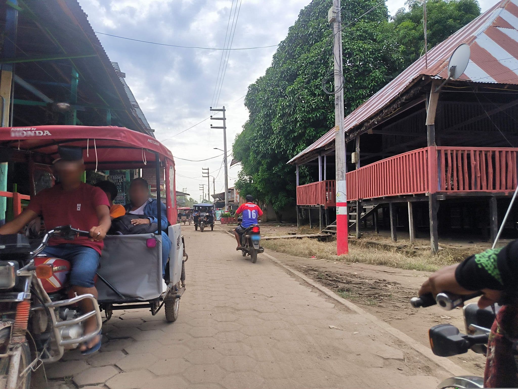 Street view near La isla, Tabatinga — © johnarupire (CC BY-SA · Mapillary)