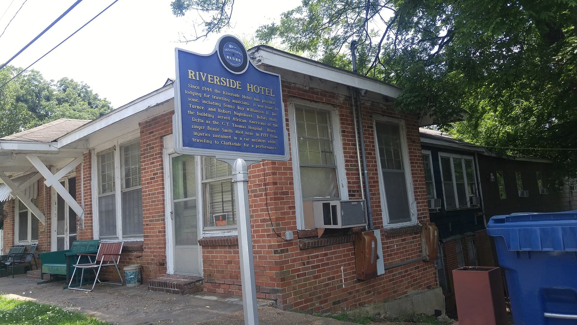 Riverside Hotel (via Wikimedia Commons, CC BY-SA 4.0)