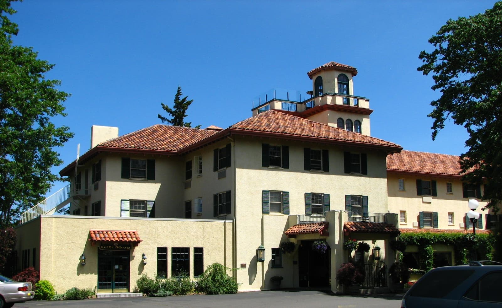 Columbia Gorge Hotel (via Wikimedia Commons, CC BY-SA 3.0)