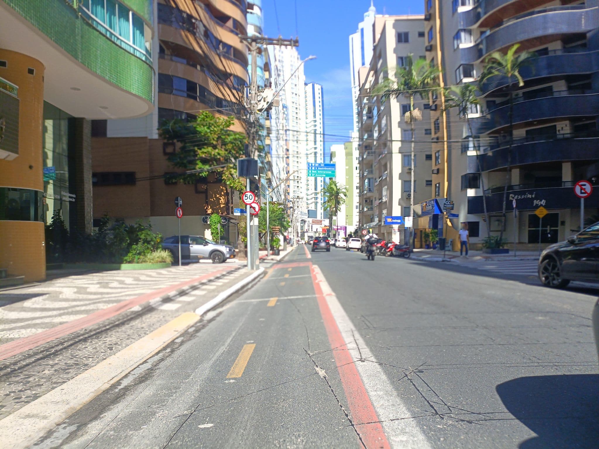 Street view near Hotel Gênova, Balneário Camboriú — © ags1968 (CC BY-SA · Mapillary)
