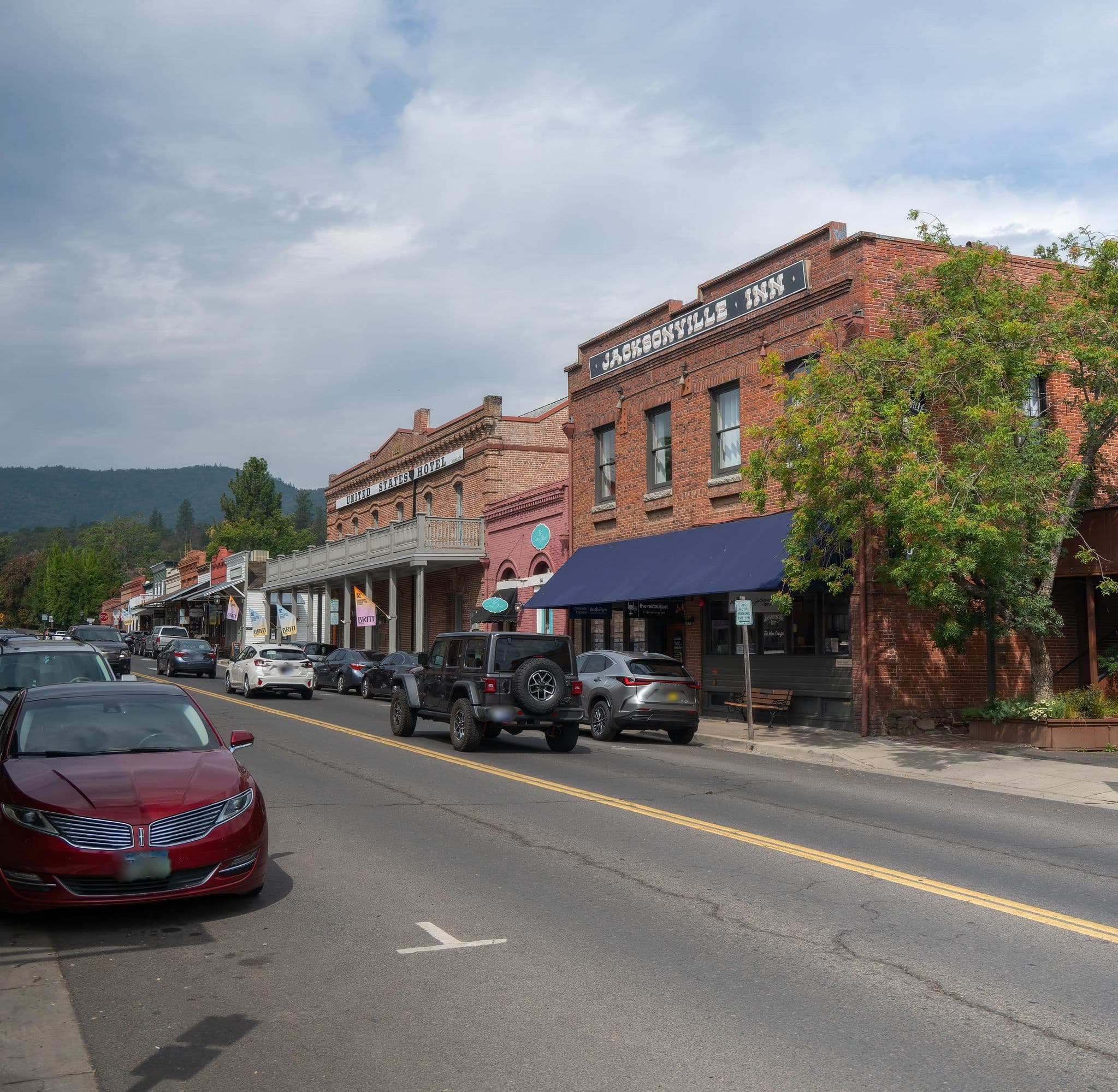 Street view near Jacksonville Inn, Medford — © algirdasc (CC BY-SA · Mapillary)