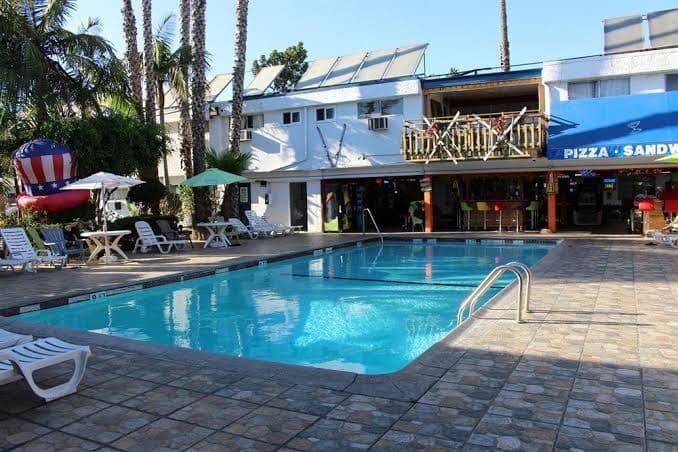 Tradewinds Airport Hotel, Hotel in Lennox