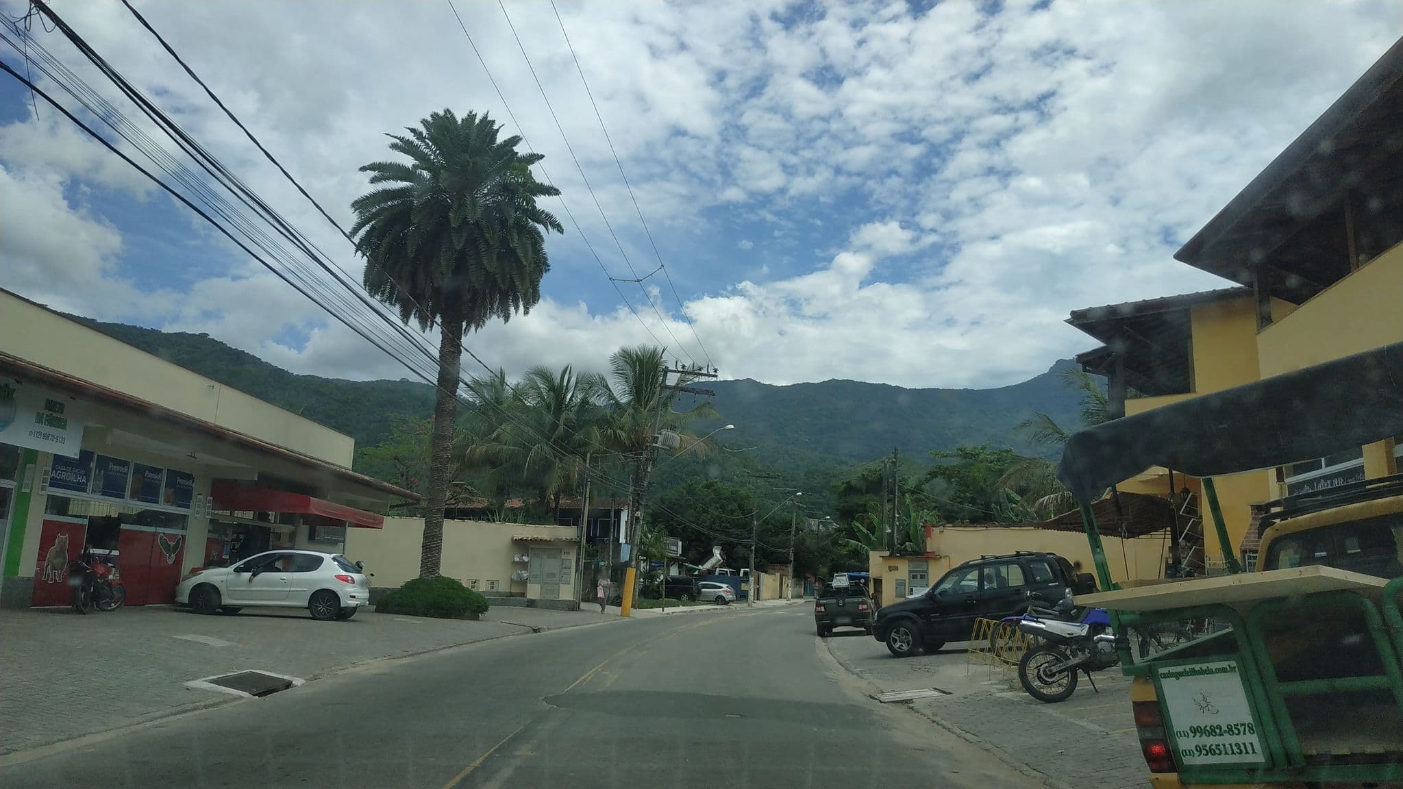 Street view near Casa dos Oliveiras, Ilhabela — © brunolemos (CC BY-SA · Mapillary)