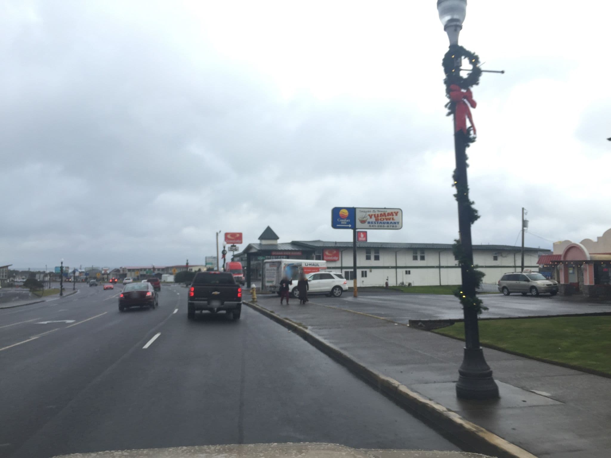 Street view near Days Inn, Agate Beach — © cowdog (CC BY-SA · Mapillary)