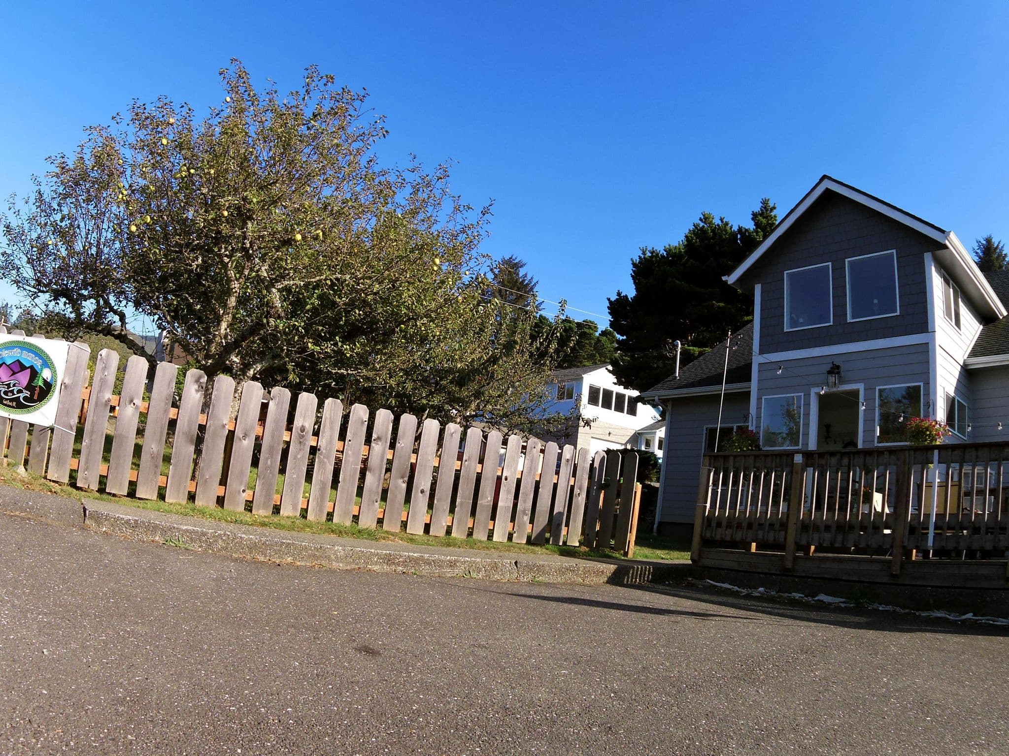 Street view near Idlewild Manor, Gold Beach — © andrewsnow (CC BY-SA · Mapillary)