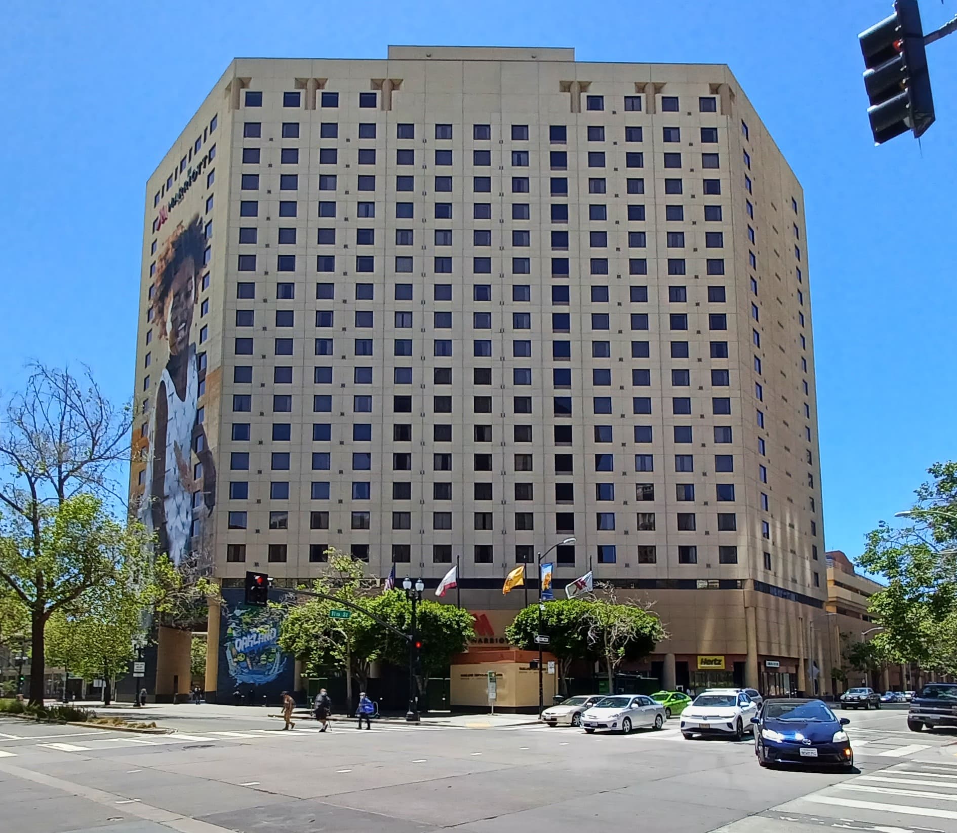 Oakland Marriott City Center (via Wikimedia Commons, CC0)