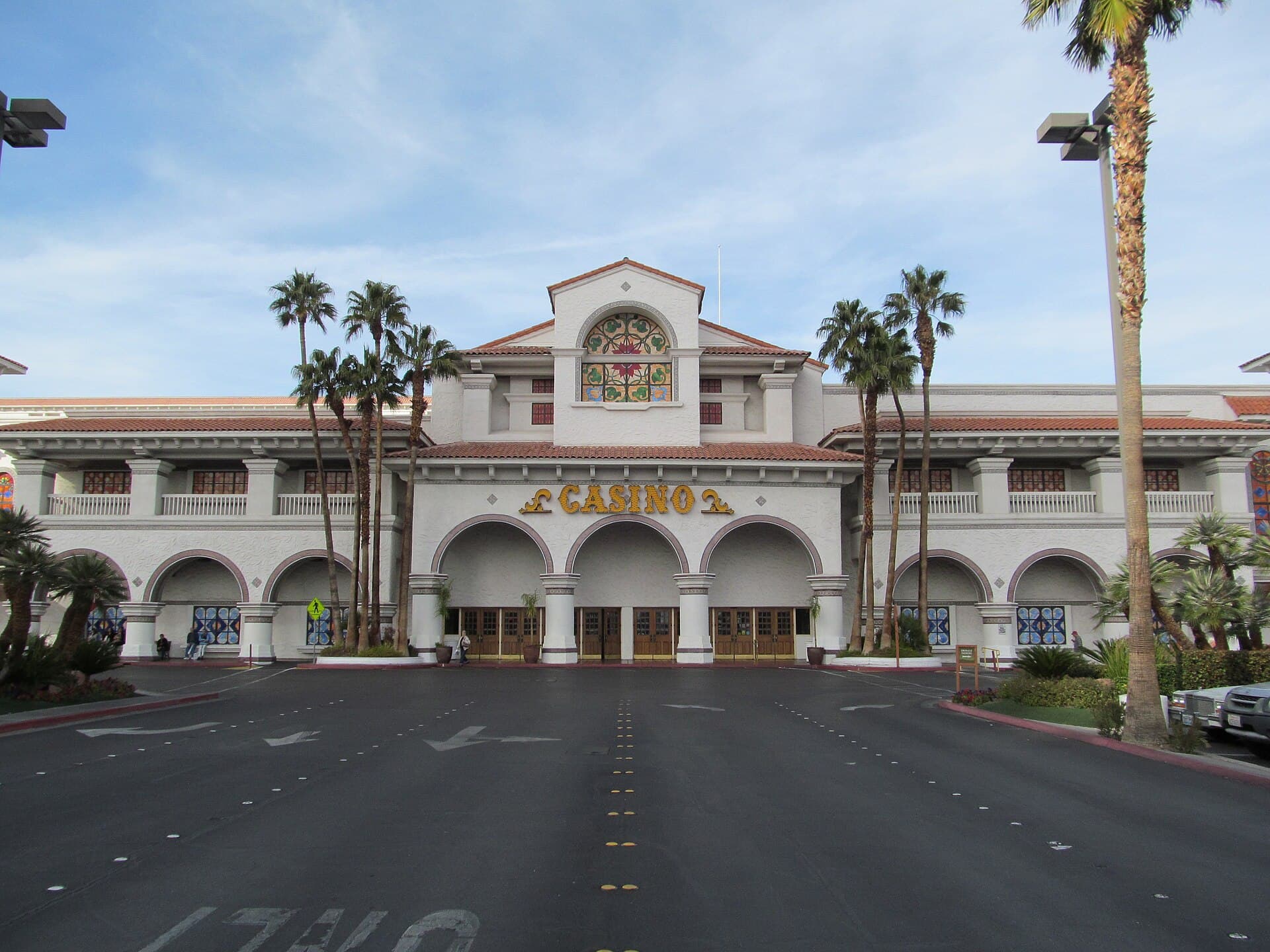 Gold Coast Hotel & Casino (via Wikimedia Commons, CC BY 3.0)
