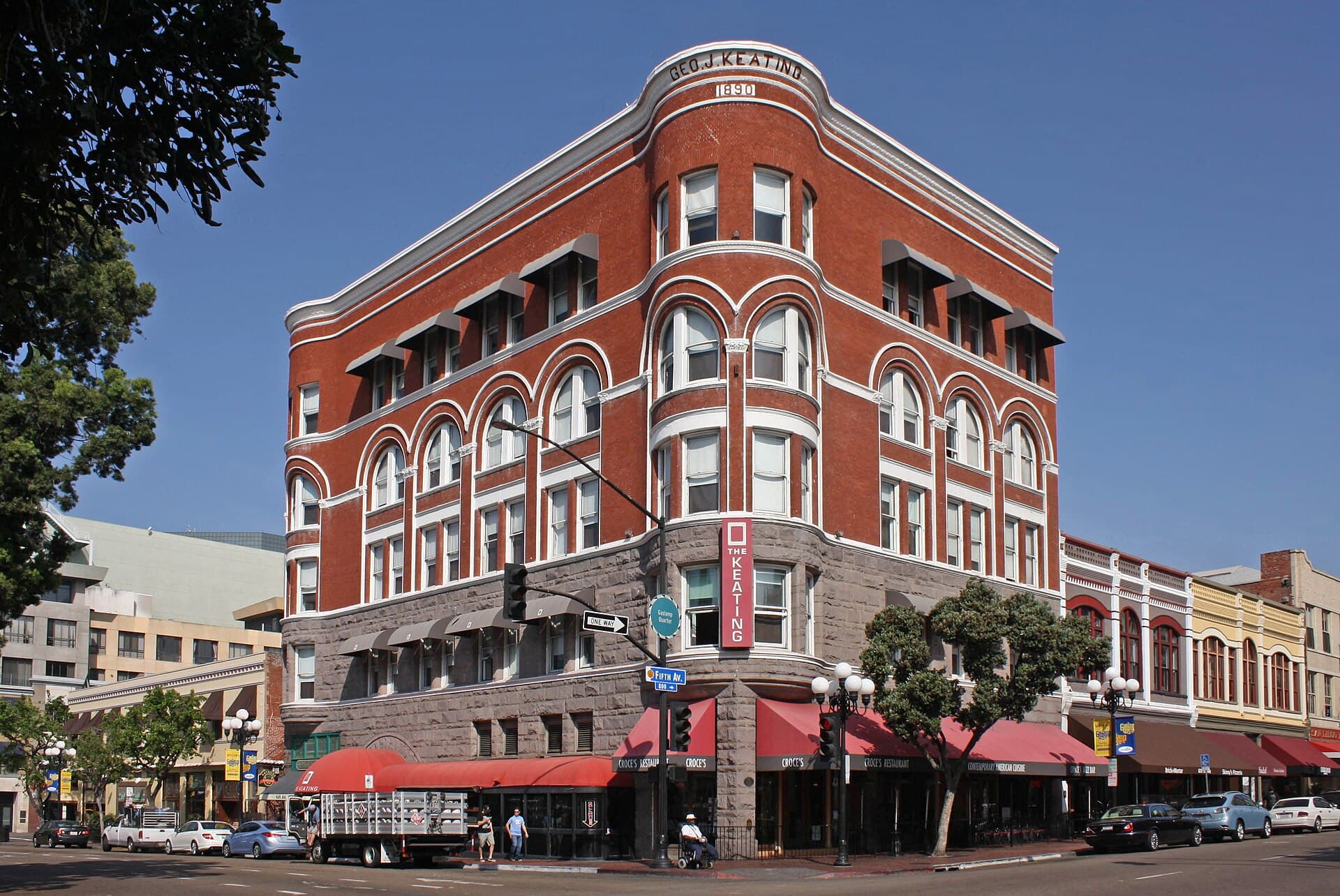 The Keating Hotel (via Wikimedia Commons, CC BY-SA 3.0)