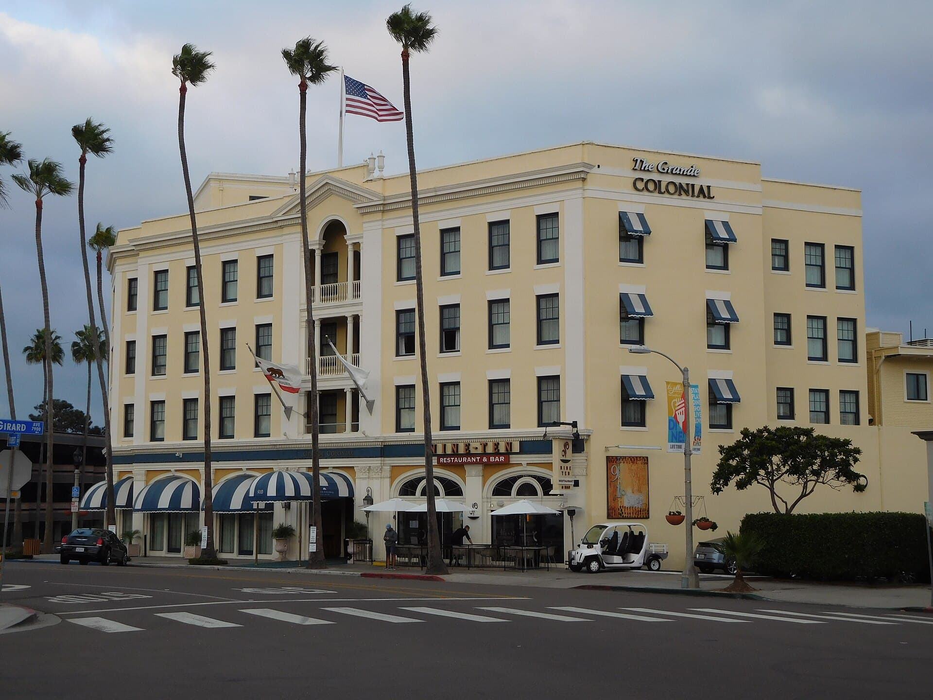 Grande Colonial La Jolla (via Wikimedia Commons, CC BY-SA 4.0)