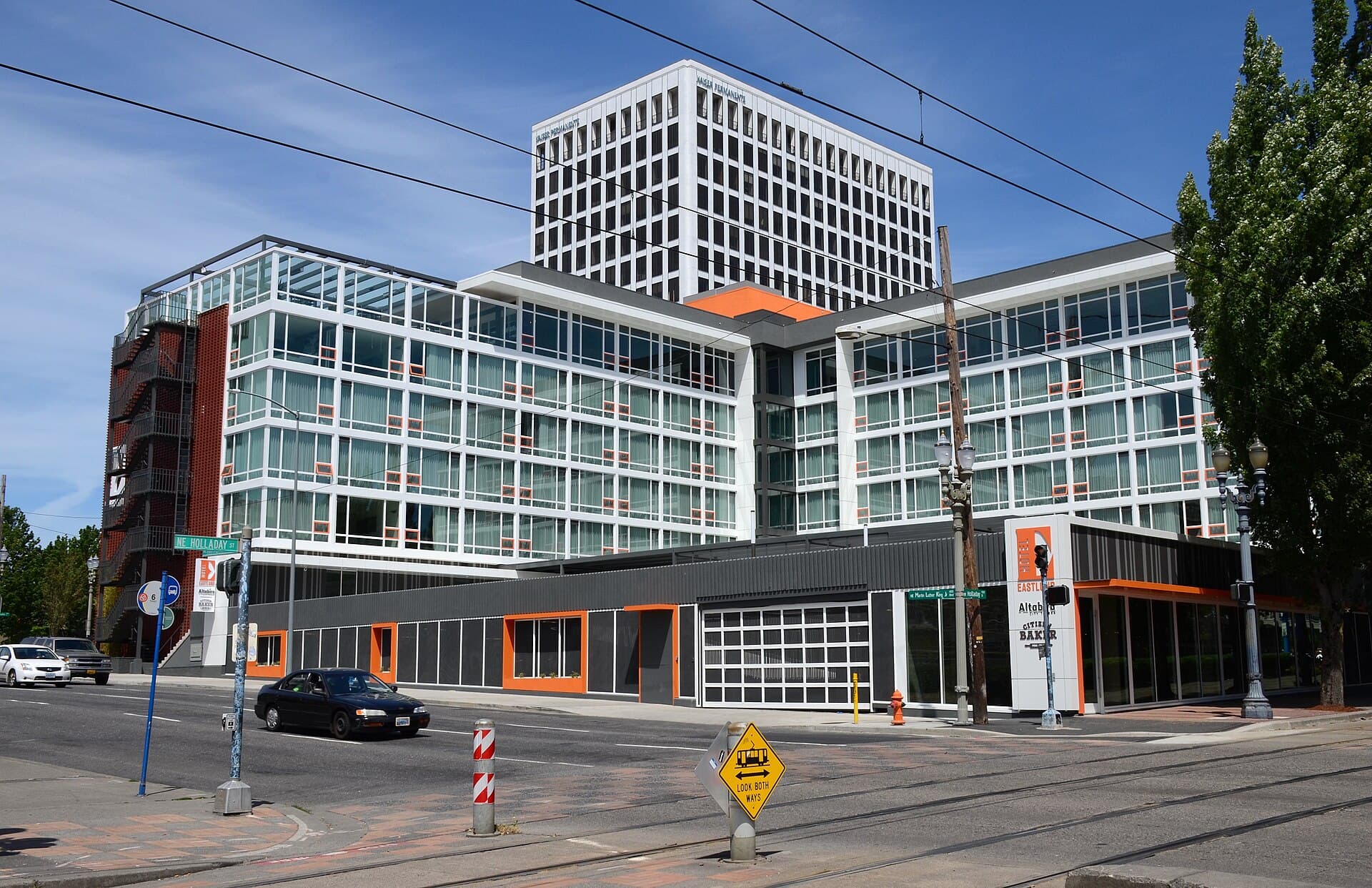 Hotel Eastlund (via Wikimedia Commons, CC BY-SA 4.0)