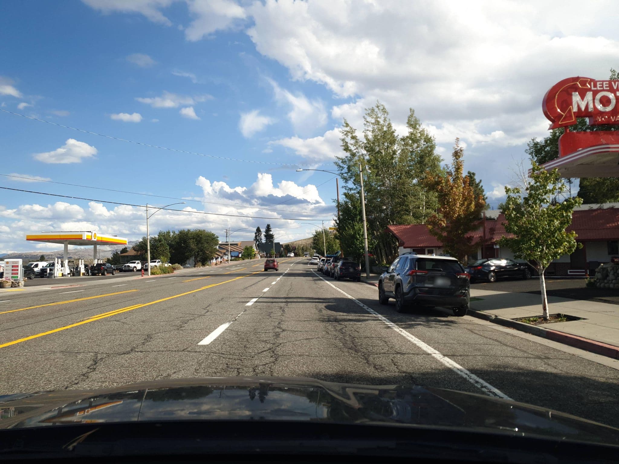 Street view near Lee Vining Motel, Mammoth Lakes