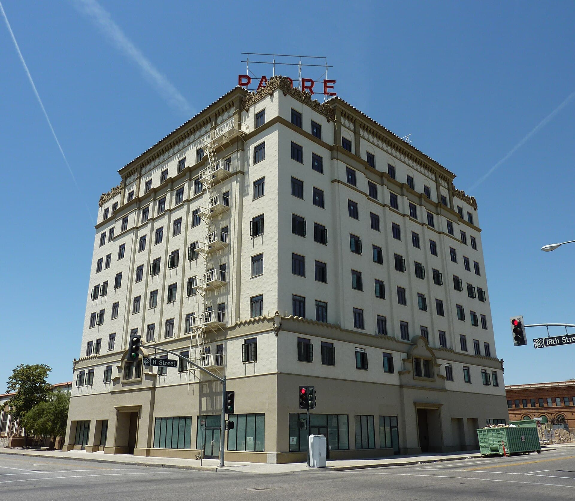 Padre Hotel (via Wikimedia Commons, CC BY 3.0)
