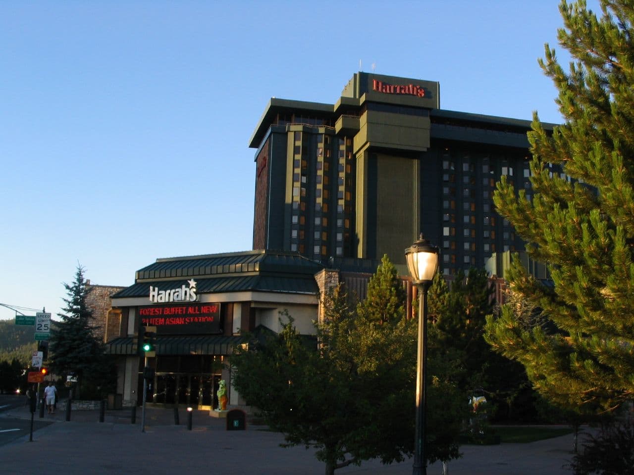 Harrah's Lake Tahoe (via Wikimedia Commons, CC BY-SA 2.0)
