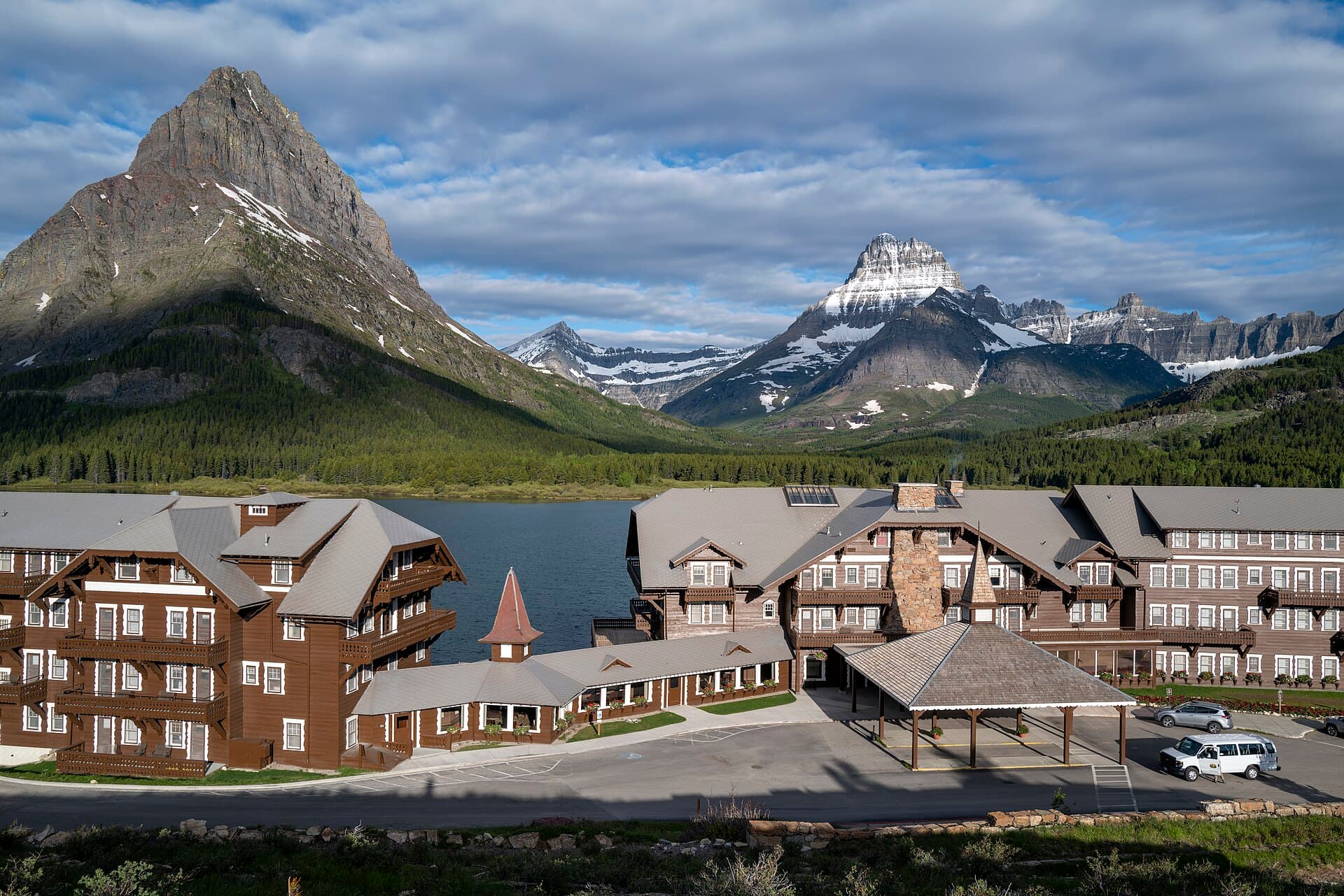 Many Glacier Lodge (via Wikimedia Commons, CC BY-SA 4.0)