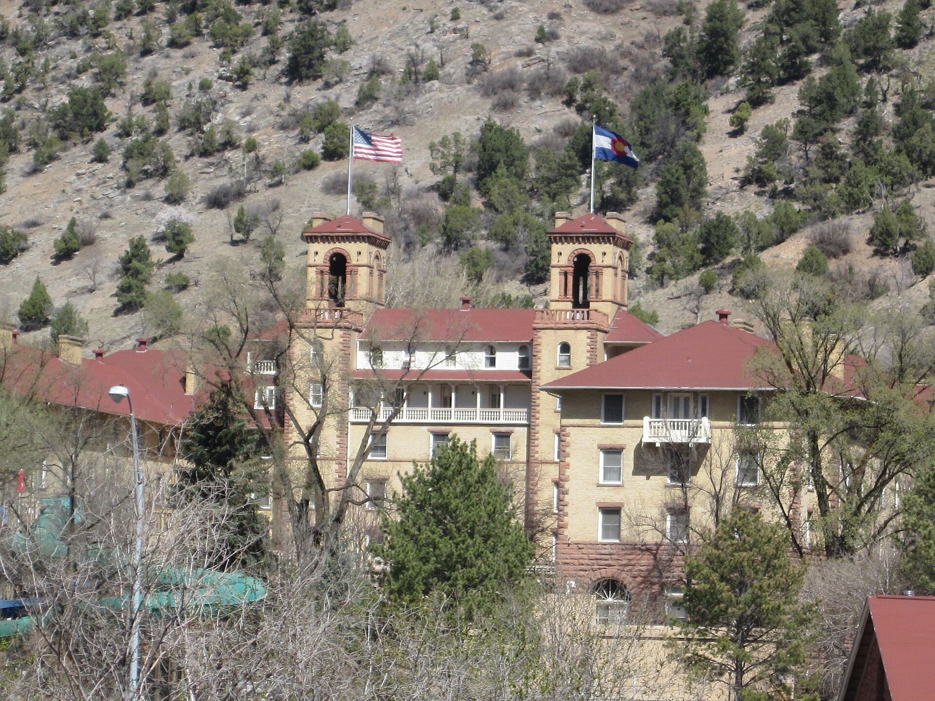 Hotel Colorado (via Wikimedia Commons, CC BY-SA 4.0)