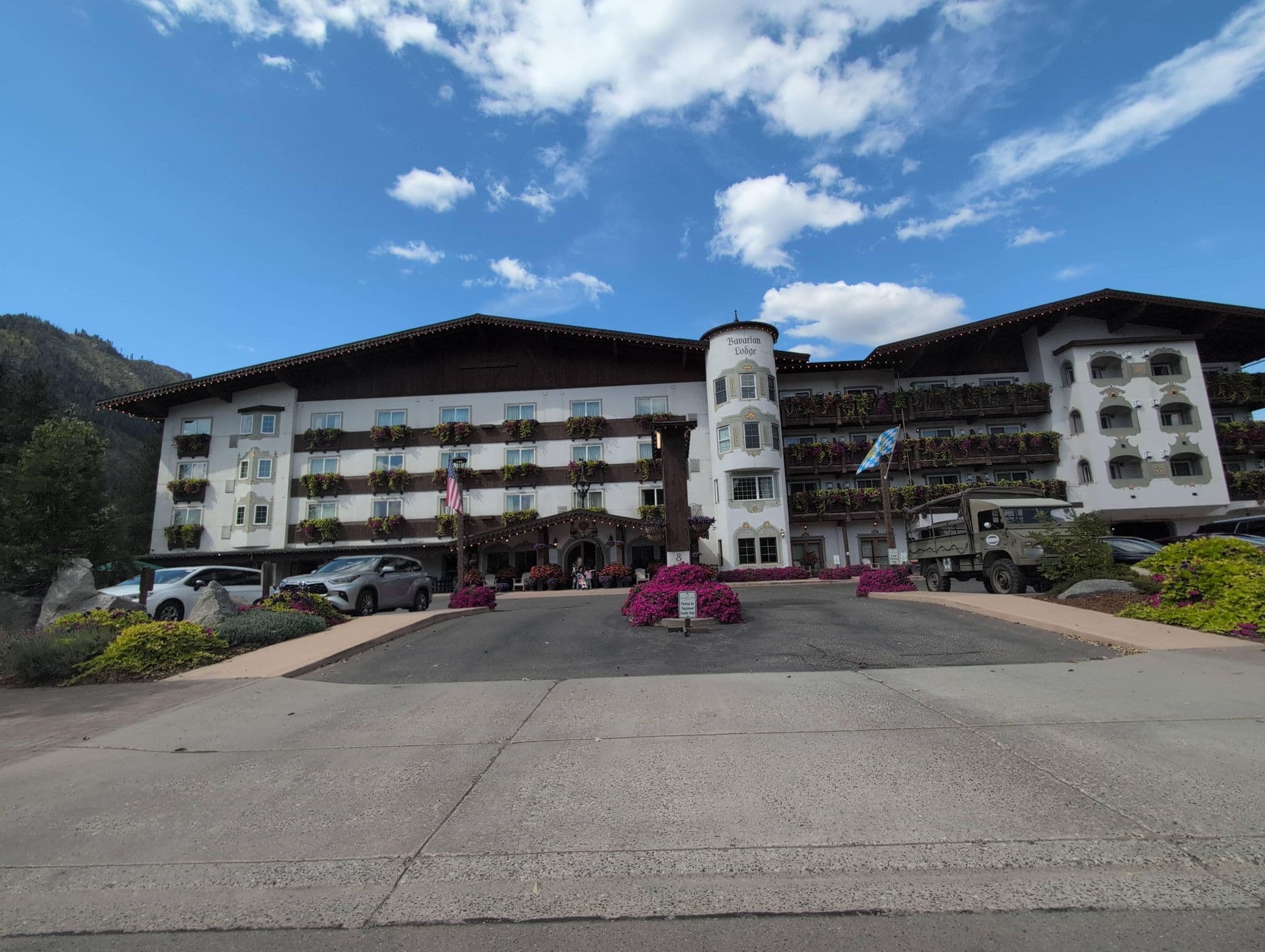 Street view near Bavarian Lodge, Cashmere — © bhspitmonkey (CC BY-SA · Mapillary)