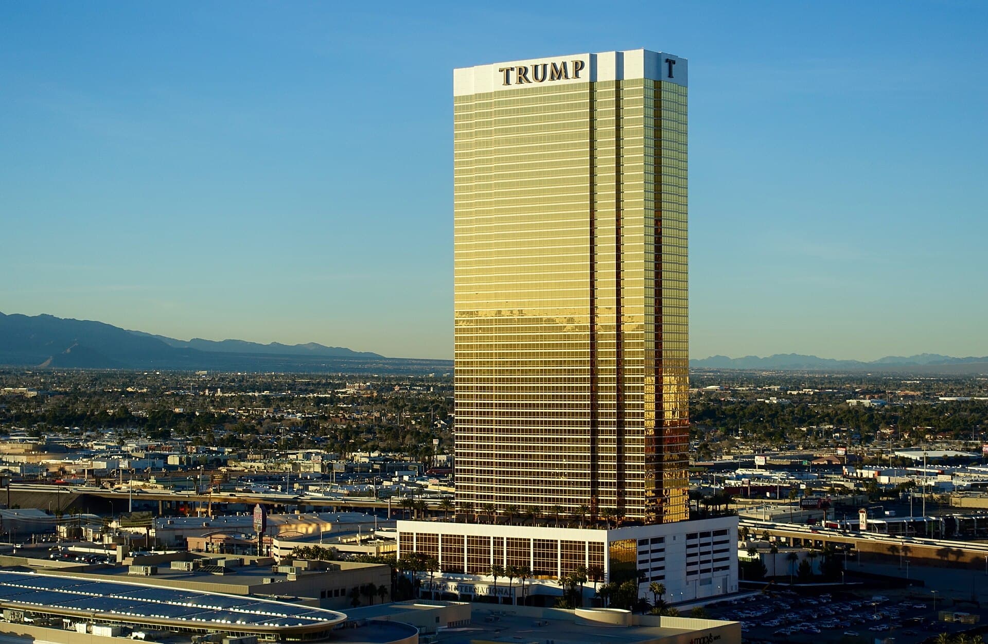 Trump International Hotel Las Vegas (via Wikimedia Commons, CC BY 2.0)